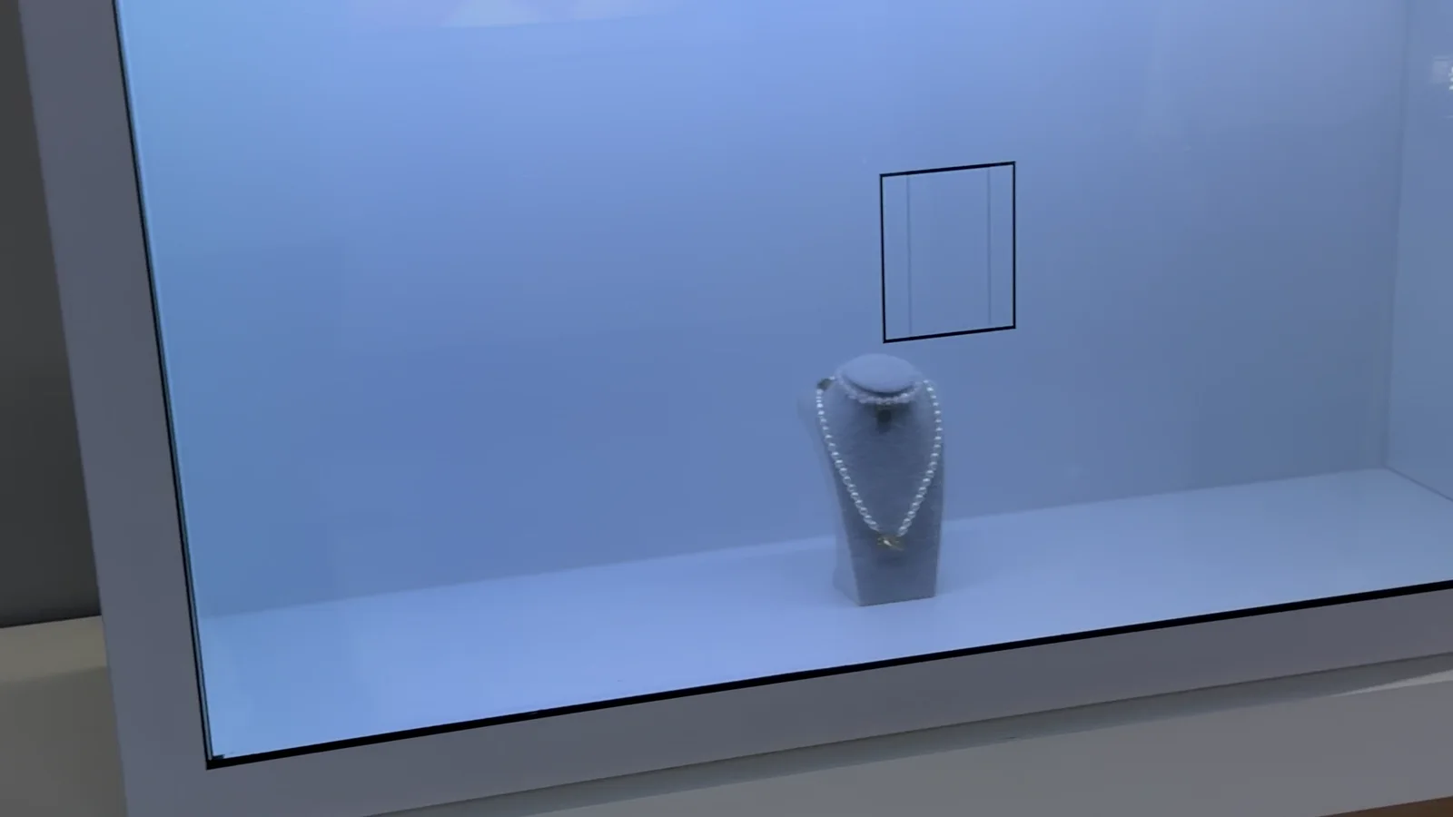 Real transparent showcase combining a physical necklace with digital merchandising content