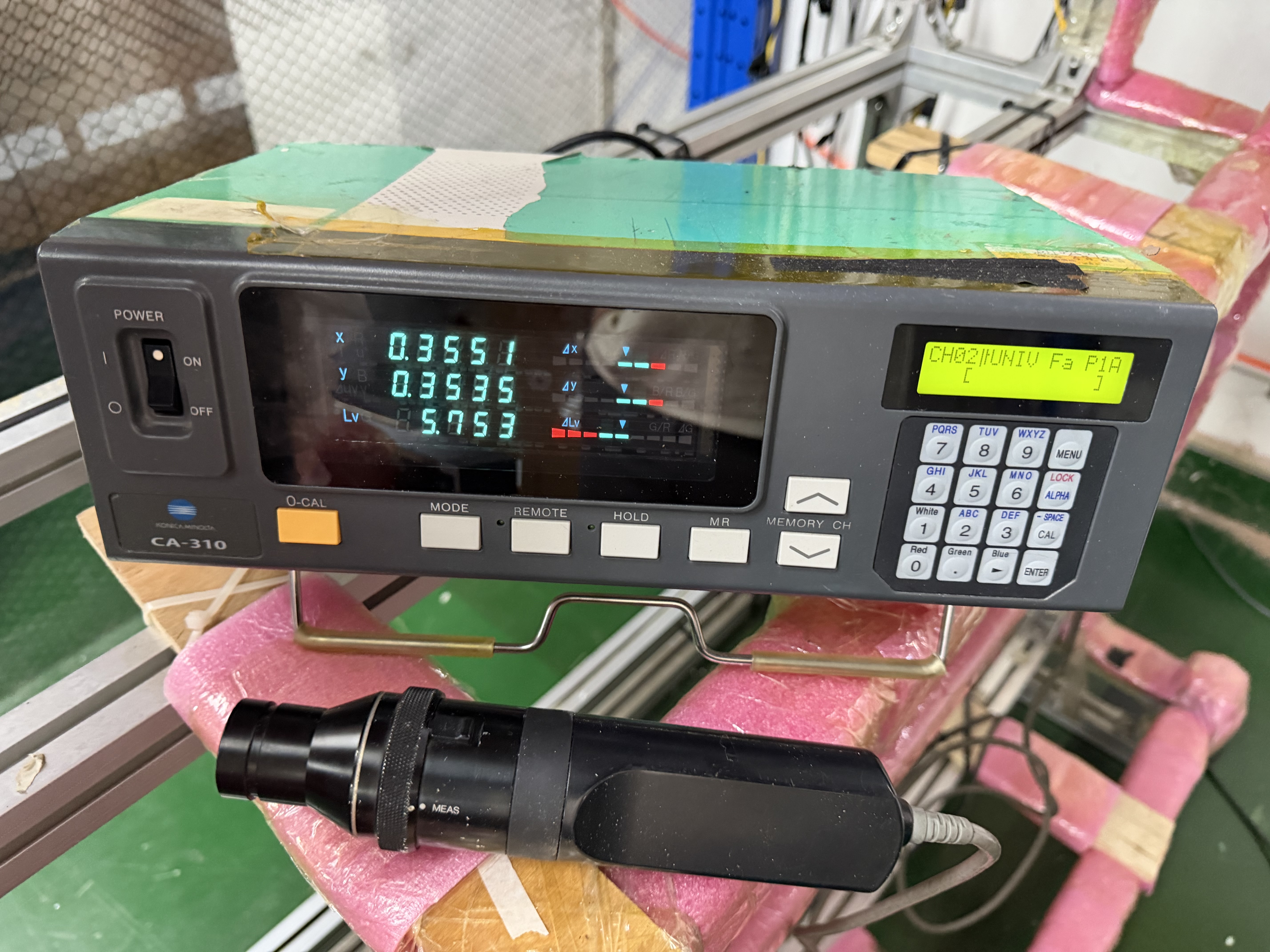 Color analyzer and measuring head used for display luminance and chromaticity checks