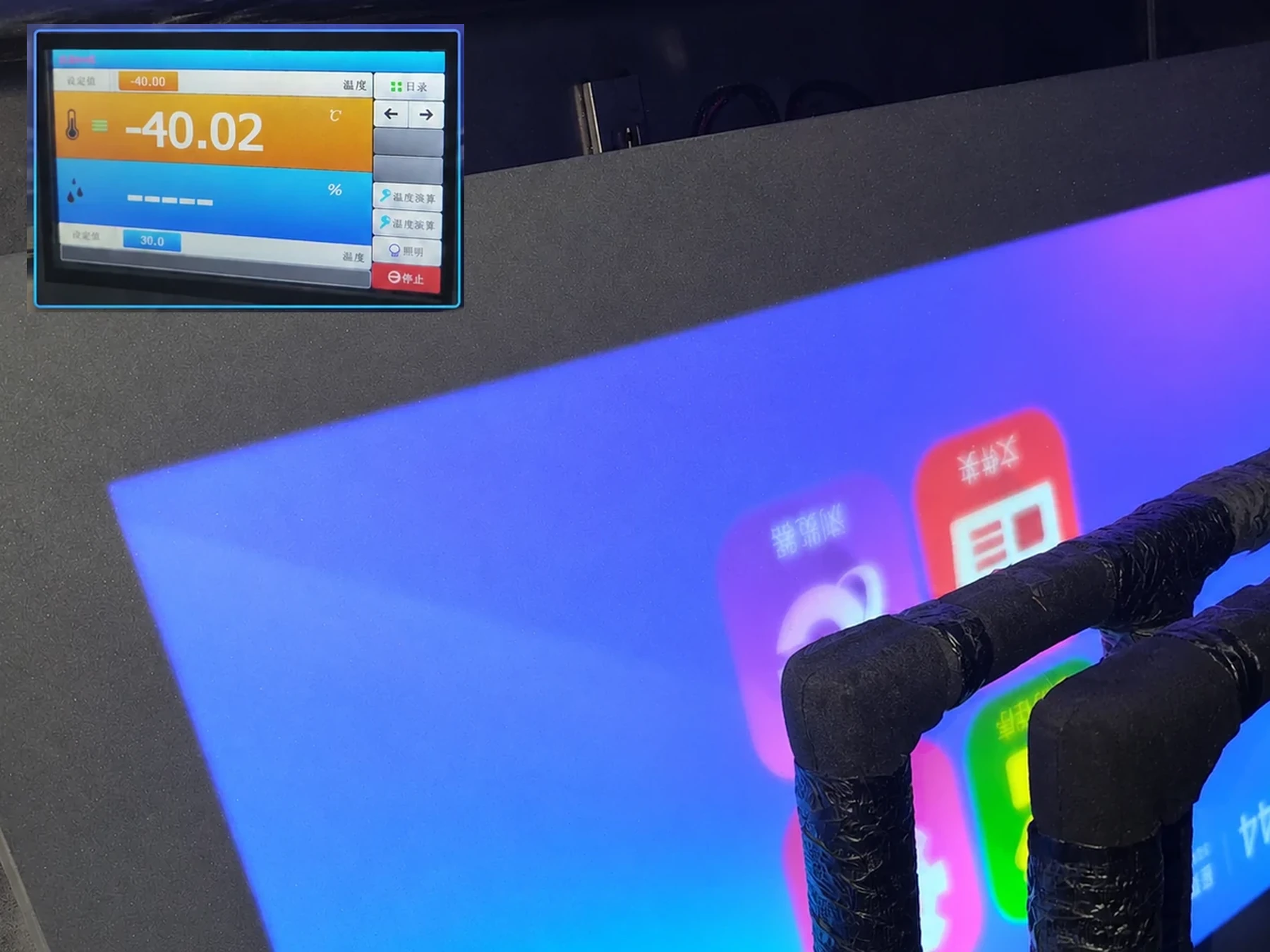 Operating display and recorded temperature inside an environmental test chamber